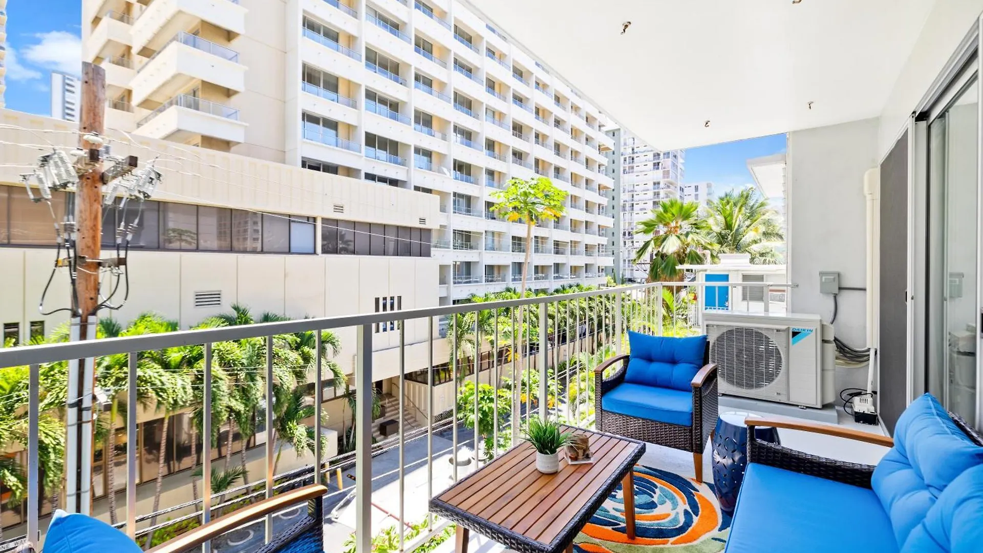 Fully Renovated 2Br And 2Ba Near Waikiki Beach With Parking Honolulu USA